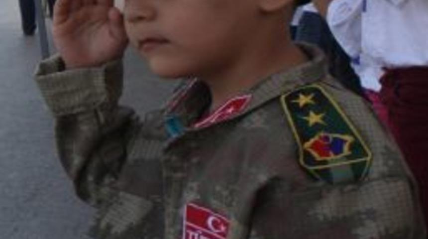 Zafer Bayramı, &lsquo;Sevgiye Uzanan Ellerin&rsquo; &Ccedil;ocuklarıyla Renklendi