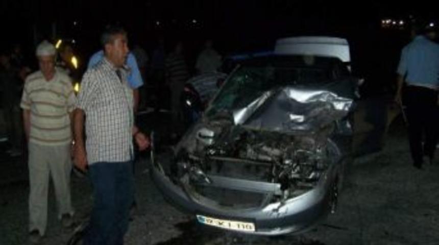 Kontrols&uuml;z Kavşakta Trafik Kazası: 5 Yaralı