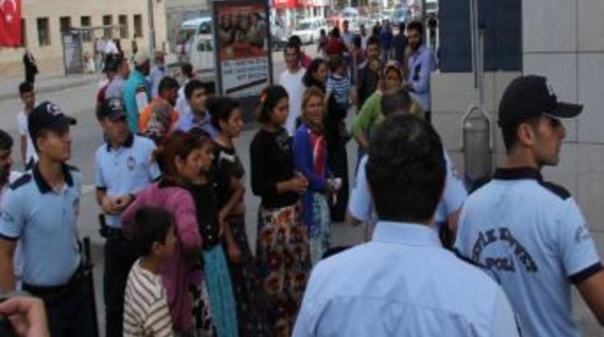 Simit&ccedil;iye kadınlardan meydan dayağı