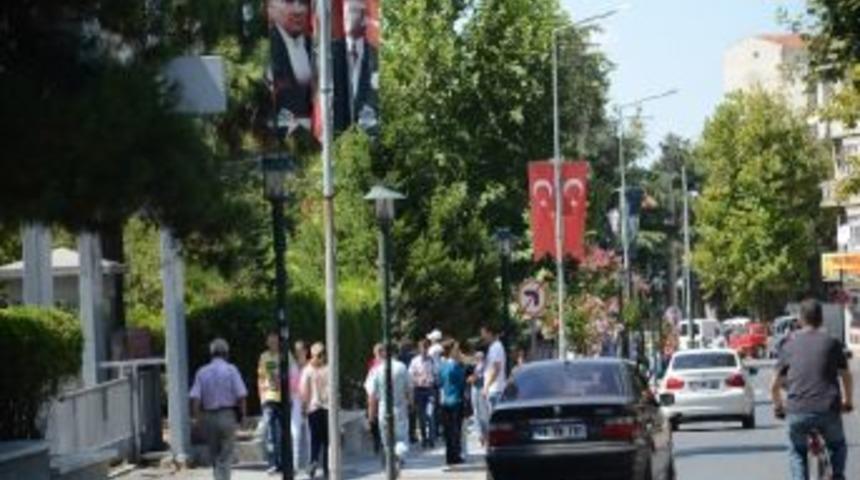 Cadde Ve Sokaklar T&uuml;rk Bayrakları Ve Atat&uuml;rk Posterleri İle S&uuml;slendi