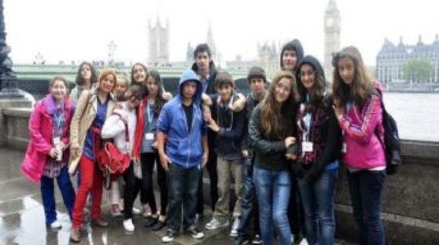 &Uuml;lkemli &Ouml;ğrenciler Yaz Okulunu İngiltere'de Ge&ccedil;irdi