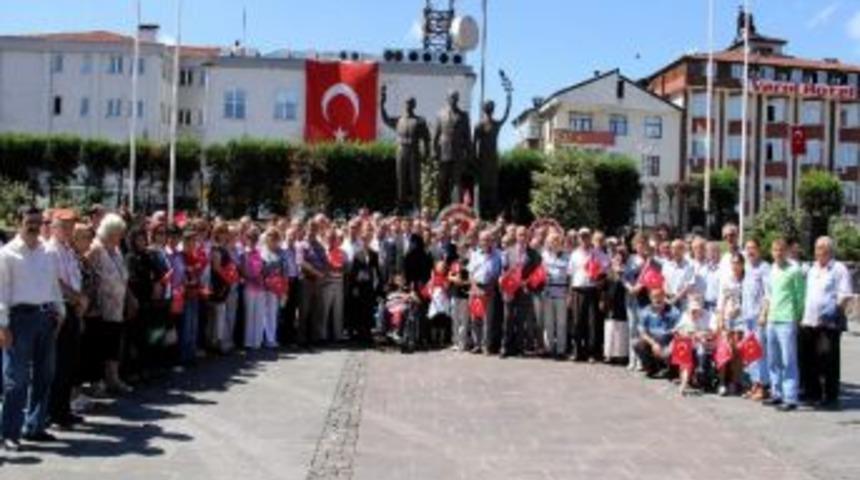 Chp Atat&uuml;rk Anıtına &Ccedil;elenk Koydu