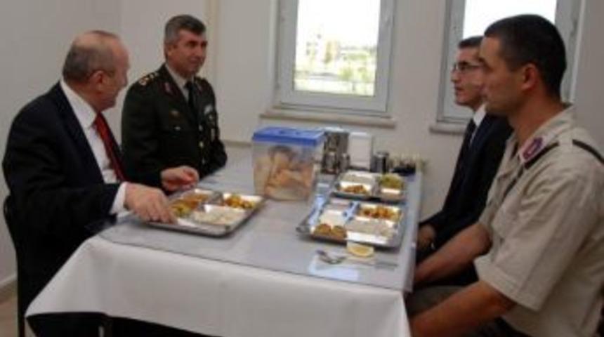 Vali Ko&ccedil;demir Tepebaşı Jandarma Komutanlığı'nı Ziyaret Etti