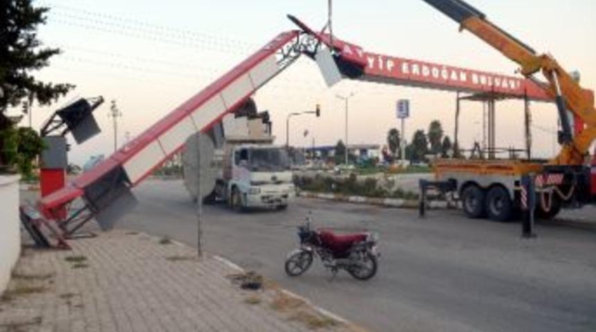 Erdoğan&rsquo;ın İsmin Taşıyan Bulvar Levhası Par&ccedil;alandı