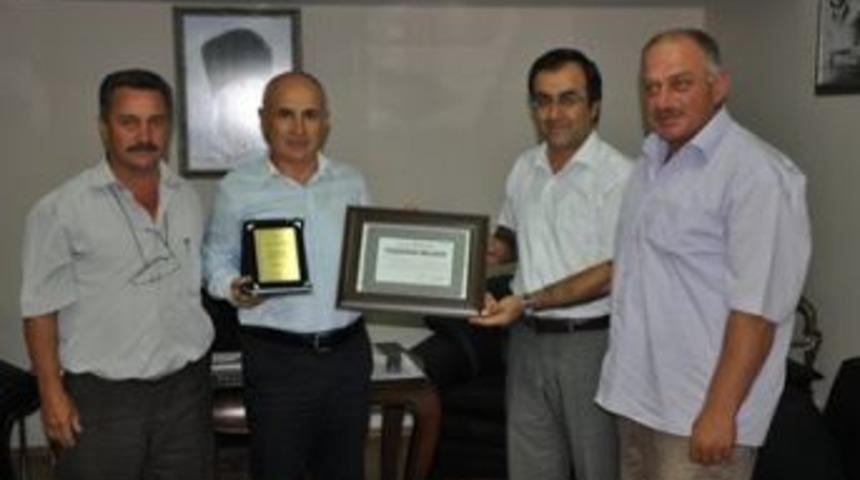 Akalan K&ouml;y&uuml;&rsquo;&uuml;nden Başkan Akg&uuml;n&rsquo;e plaket