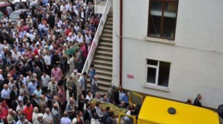 &Ouml;ğretmen ve hemşire eşine g&ouml;zyaşı