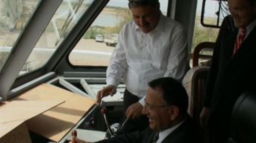 Karakaya Baraj G&ouml;l&uuml;nde Yapılan Gezi Teknesi Tamamlanmak &Uuml;zere