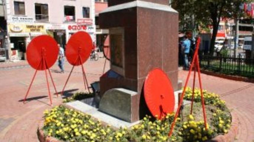 Chp İlçe Teşkilatı Ayrı Çelenk Koydu