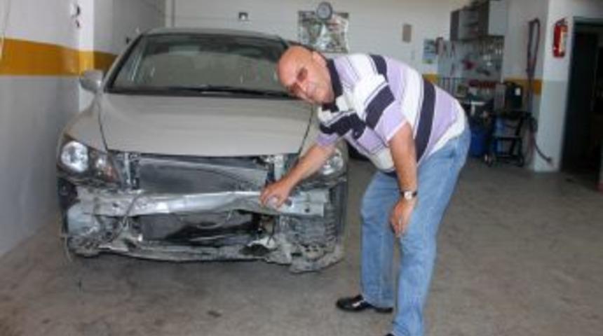 Dağdan Yola D&uuml;şen Kaya Par&ccedil;aları Otomobile Zarar Verdi