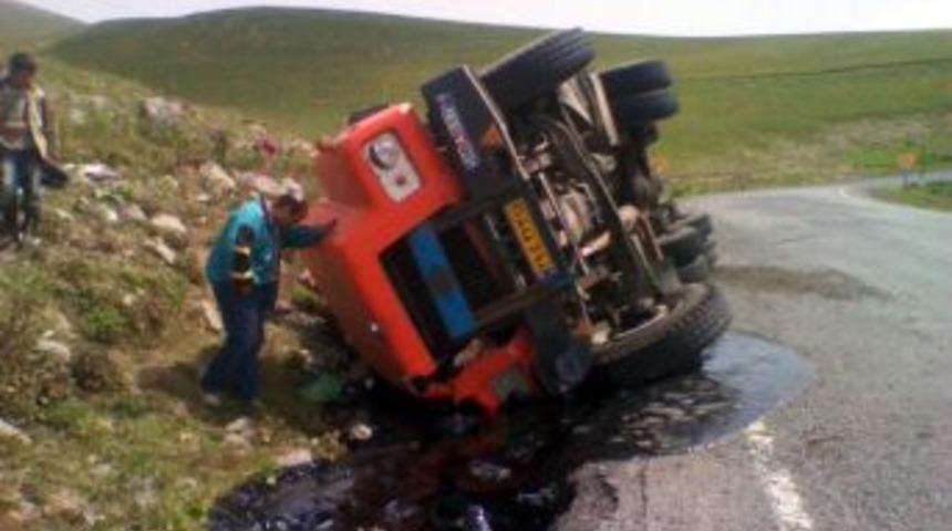 Ulgar Dağında Zift Y&uuml;kl&uuml; İran Plakalı Tanker Devrildi