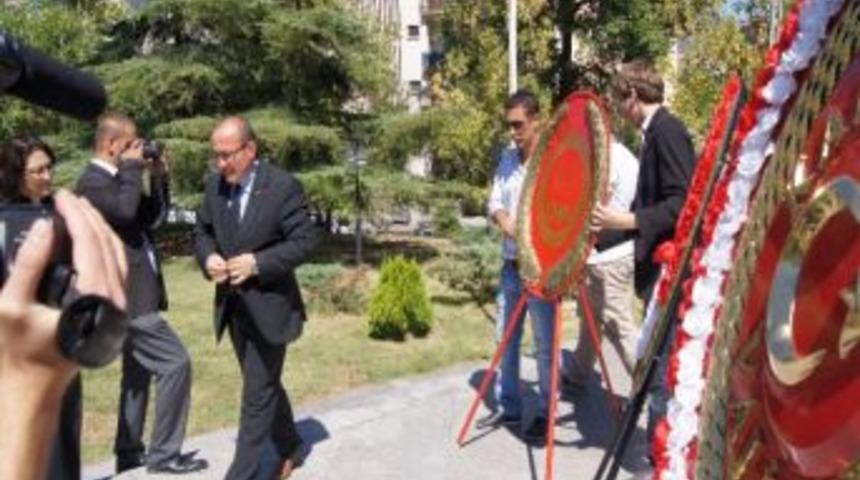 Chp&rsquo;den Atat&uuml;rk Anıtına &Ccedil;elenk