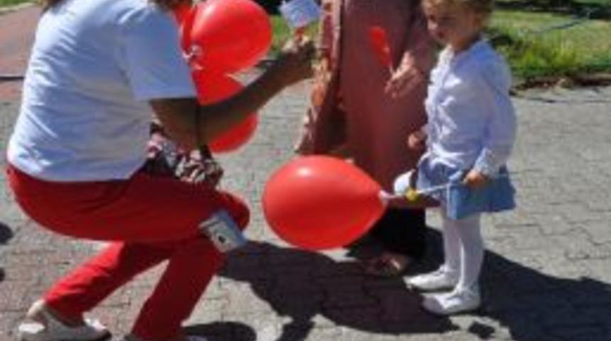 Ereğli Cumhuriyet Kadınları Derneği Bayrak Dağıttı