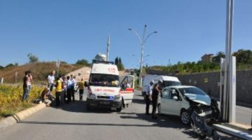 Kaza Yaptığı Yeni Otomobilini Bırakamadı