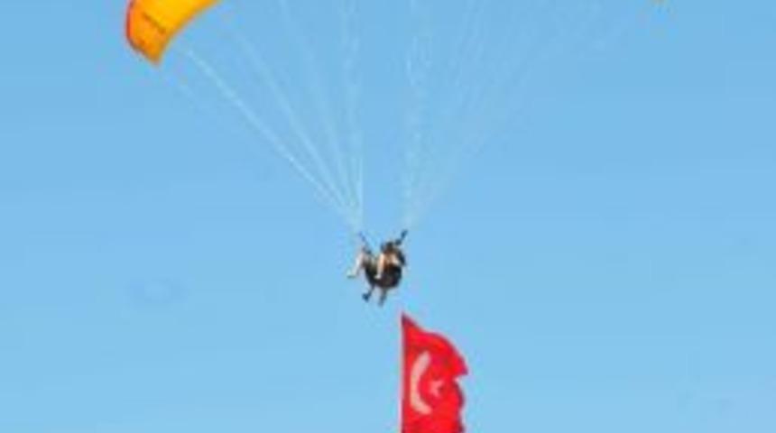 Paraş&uuml;t&ccedil;&uuml;ler Zaferi G&ouml;ky&uuml;z&uuml;nde Kutladı