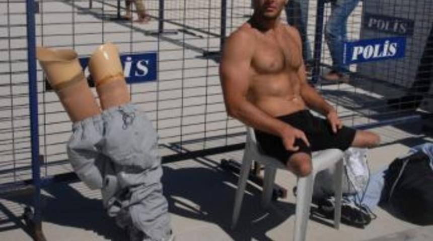 &Ccedil;anakkale Boğazı'nı Y&uuml;zerek Ge&ccedil;tiler