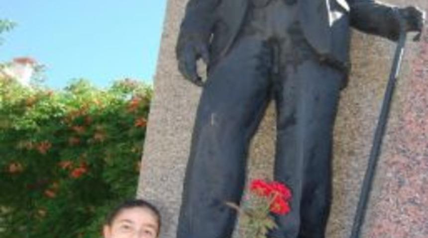 Minik Yürekler Atatürk Anıtı'na Karanfil Bıraktı