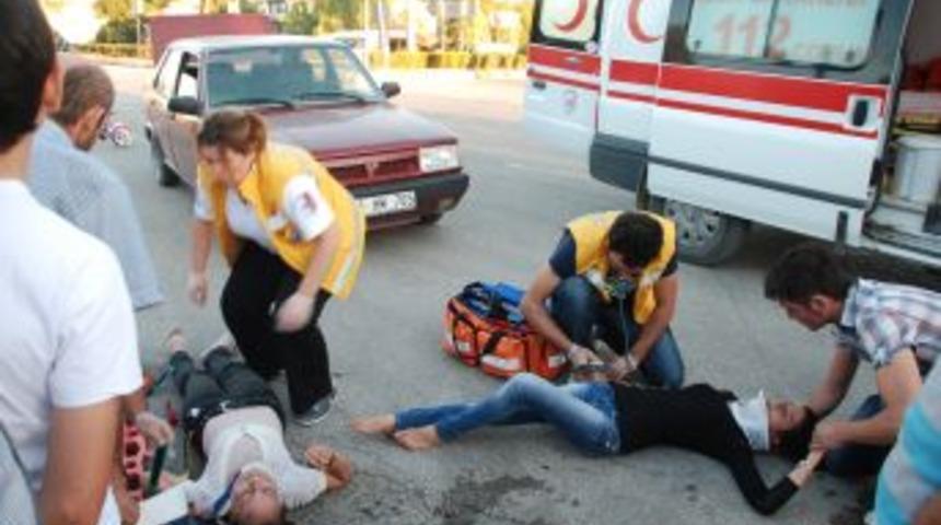 Bayan iş arkadaşının elini bırakmadı