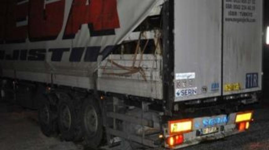 Tır Yolda Yan Yattı