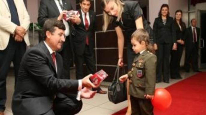 Vali &Ouml;z&rsquo;den Şehit &Ccedil;ocuğuna Hediye Oyuncak