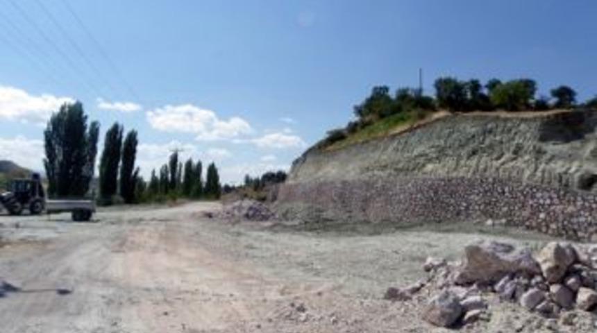 Eskigediz Girişi Duble Yoluna Heyelan Tehlikesine Karşı Taş Duvar