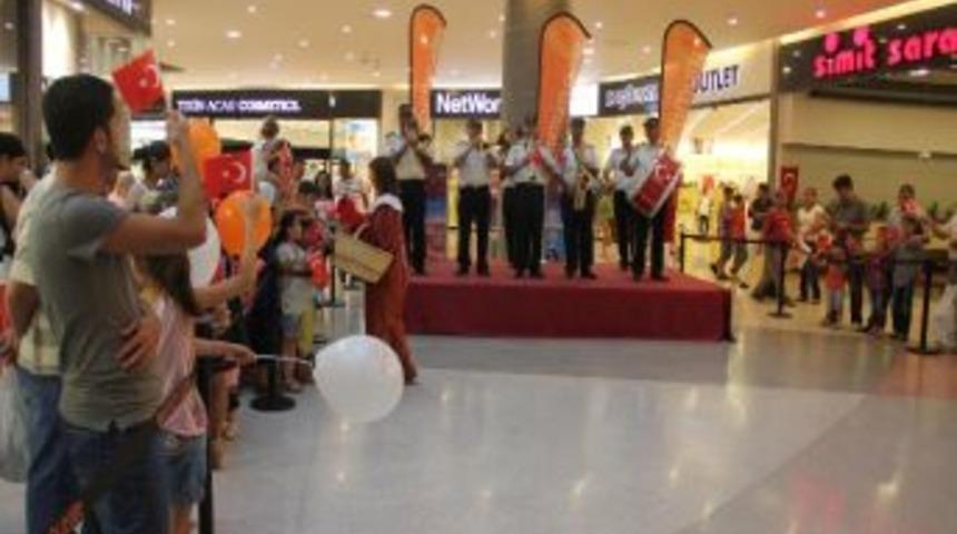 Alışveriş Merkezinde Zafer Bayramı Coşkusu