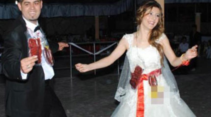 Gelin ve damada pastırma taktı