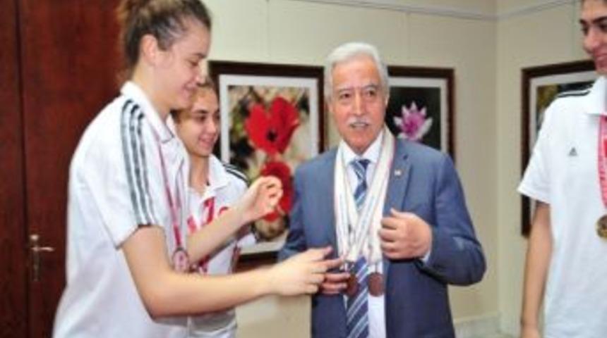 Şampiyon Kızlar Aldırmaz&rsquo;ı Ziyaret Etti