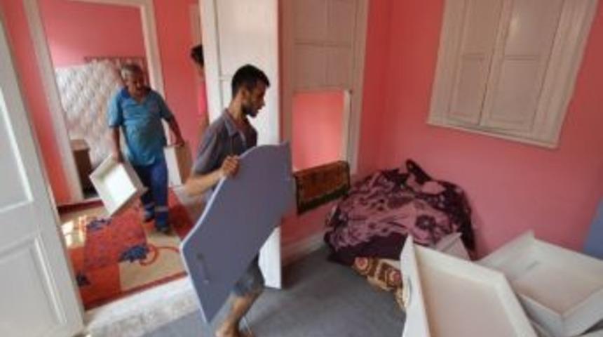 Konak Belediyesi Ka&ccedil;arak Evlenen Gen&ccedil; &Ccedil;ifte Sevgi Elini Uzattı