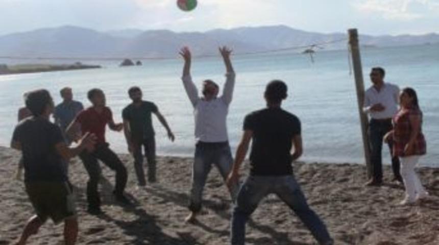 Van G&ouml;l&uuml; Sahillerine İnsan Akını