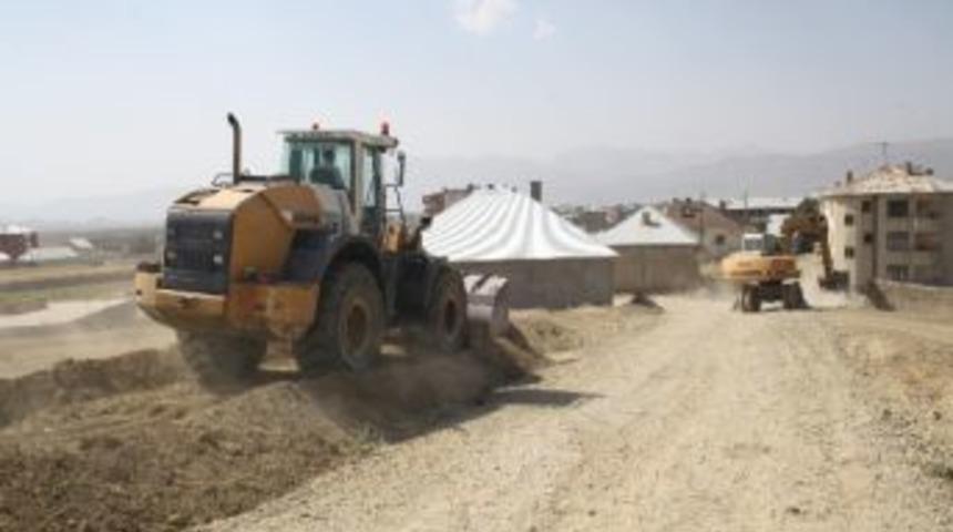 Y&uuml;ksekova&rsquo;da Yol Genişletme Ve Onarım &Ccedil;alışmaları