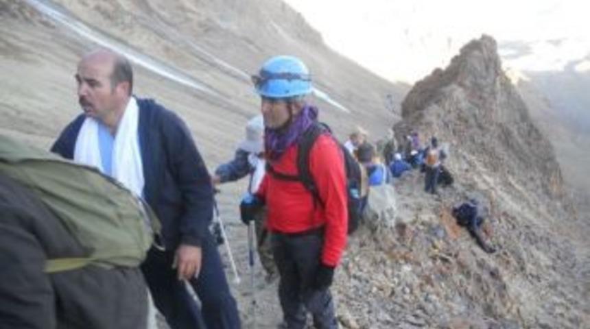 Adanalı Dağcılar Erciyes Zirvesinde