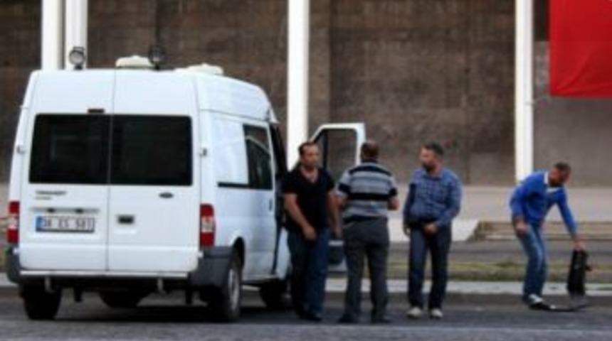 Kars&rsquo;ta Valilik Yanına Bırakılan Ş&uuml;pheli &Ccedil;anta F&uuml;nye İle Patlatıldı