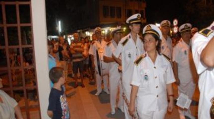 Fethiye Belediye Bandosu Eşliğinde Ellerinde Bayraklarla Y&uuml;r&uuml;d&uuml;ler