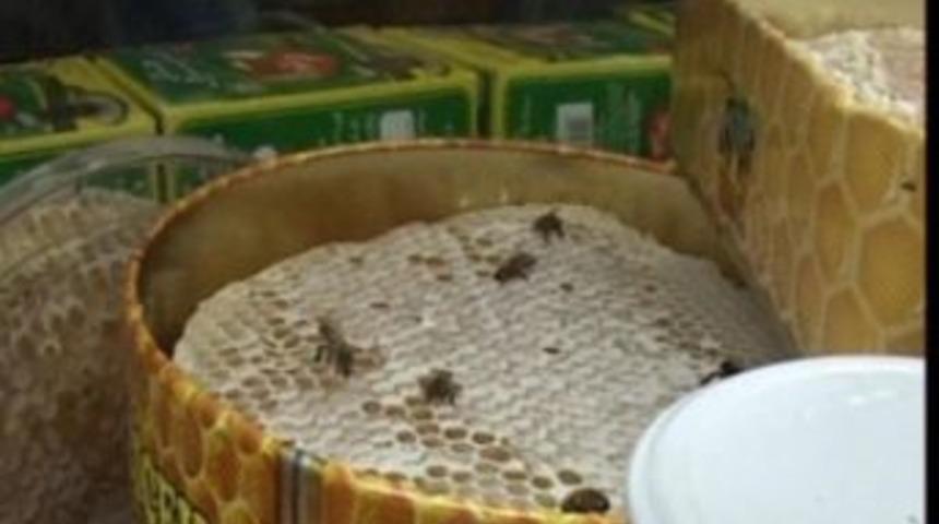 (&ouml;zel Haber) Bal D&uuml;kkanı Arıların İstilasına Uğradı