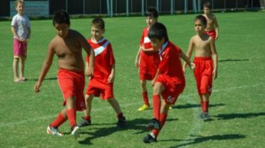 Minik Futbolcular Sertifikalarını Aldı