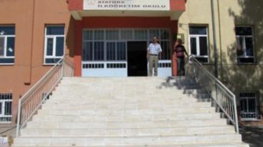 Hisarcık Atat&uuml;rk İlk&ouml;ğretim Okulunun Giriş Merdivenleri Yenilendi