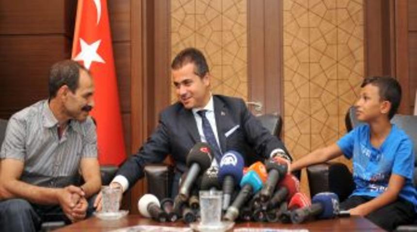 Bakan Kılı&ccedil; Marmaris&rsquo;te Tanıştığı &Ccedil;ocuğu Makamında Ağırladı