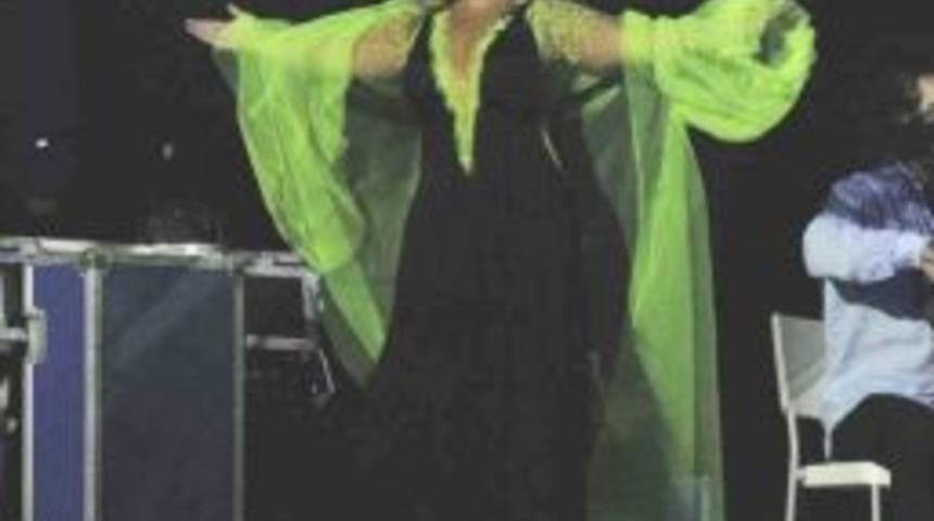 Sibel Can Şarkılarıyla B&uuml;y&uuml;ledi