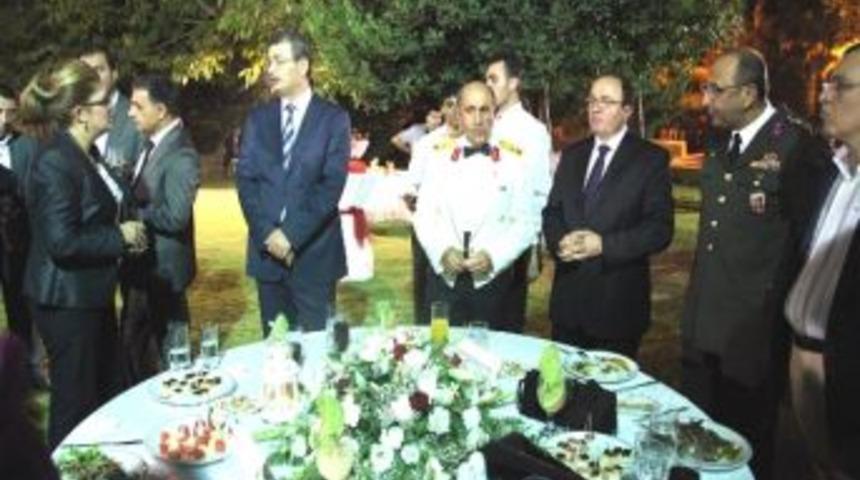 Vali G&uuml;ven&ccedil; 30 Ağustos Resepsiyonu Verdi