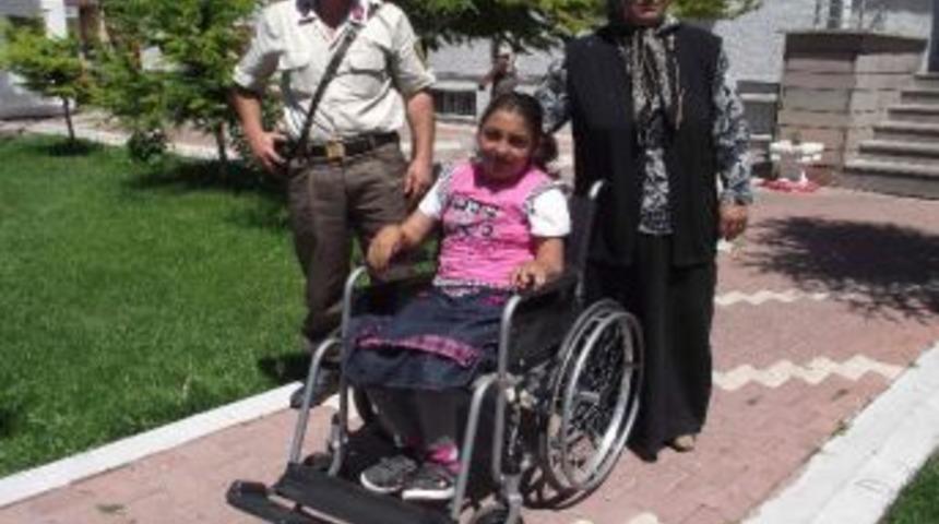 Jandarmanın Topladığı Mavi Kapak Engelli &Ouml;ğrenciye Umut Oldu