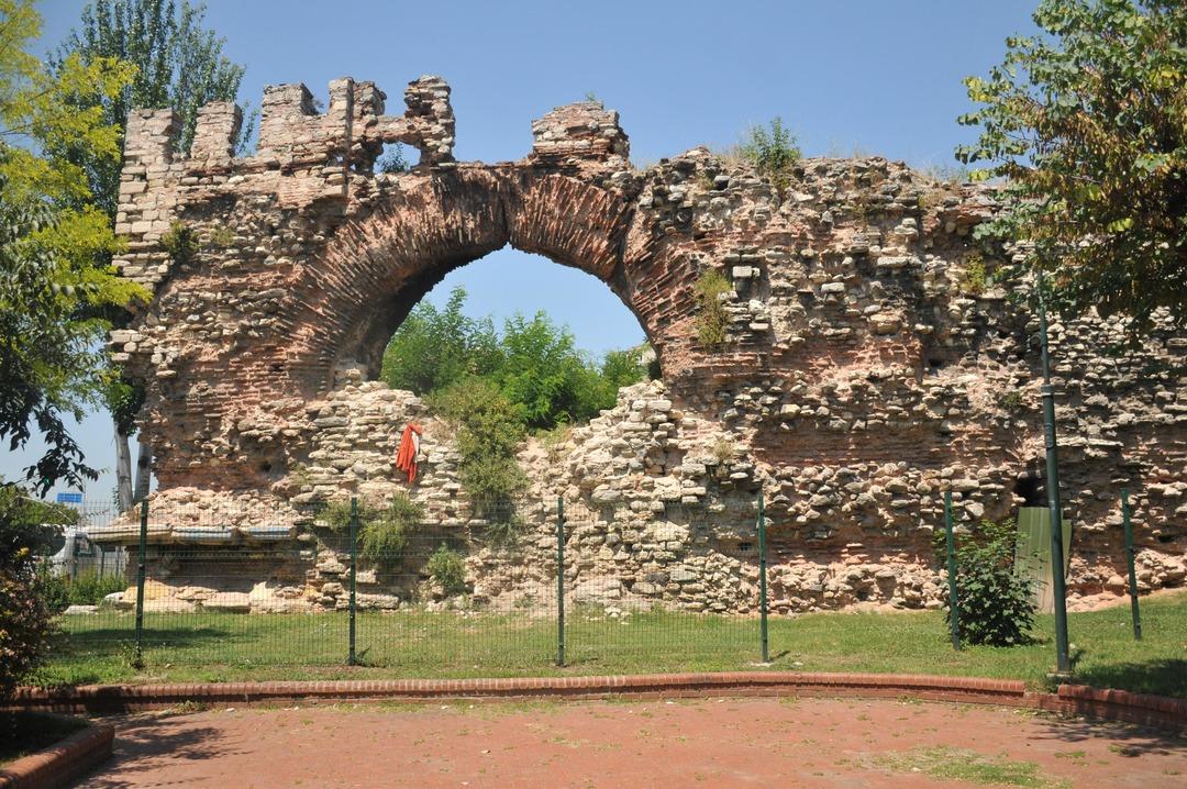 1600 yıllık sarayı yağmaladılar 