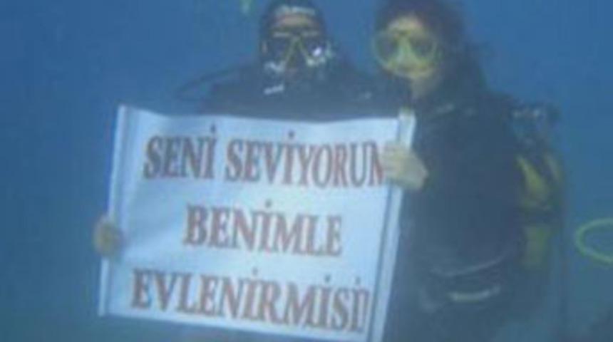 Denizin altında evlenme teklifi