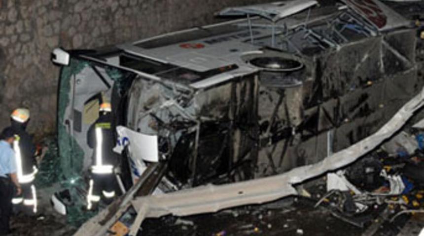 TIR otob&uuml;s&uuml; bi&ccedil;ti. 1 &ouml;l&uuml;, 40 yaralı