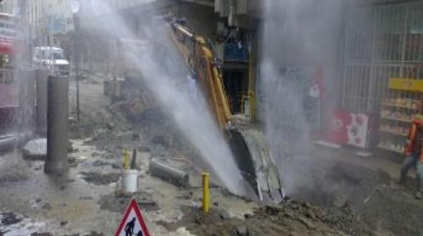 Alt Yapı &Ccedil;alışmasında Su Borusu Patladı
