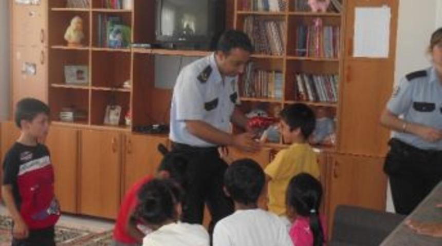 Kimsesiz &Ccedil;ocukları Sevindirdi