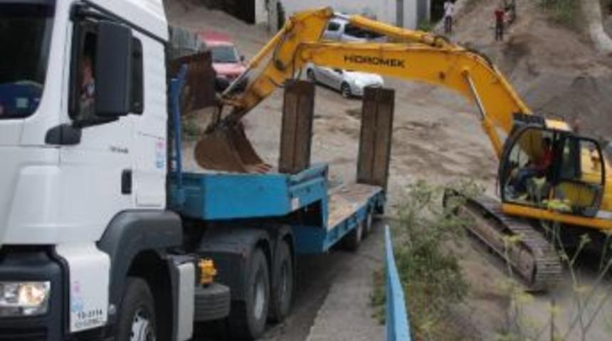 Trabzon&rsquo;da İş Makinesi Tır&rsquo;ı Kaldırarak Kurtardı