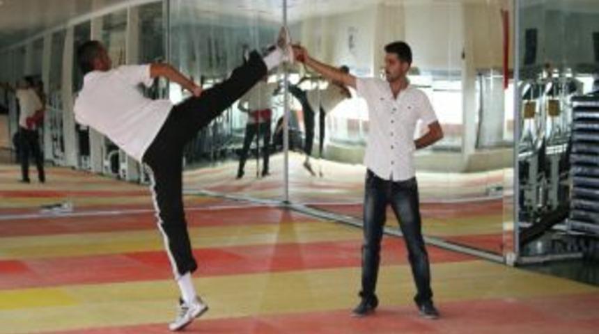 Azmi Herkese &Ouml;rnek Teşkil Ediyor