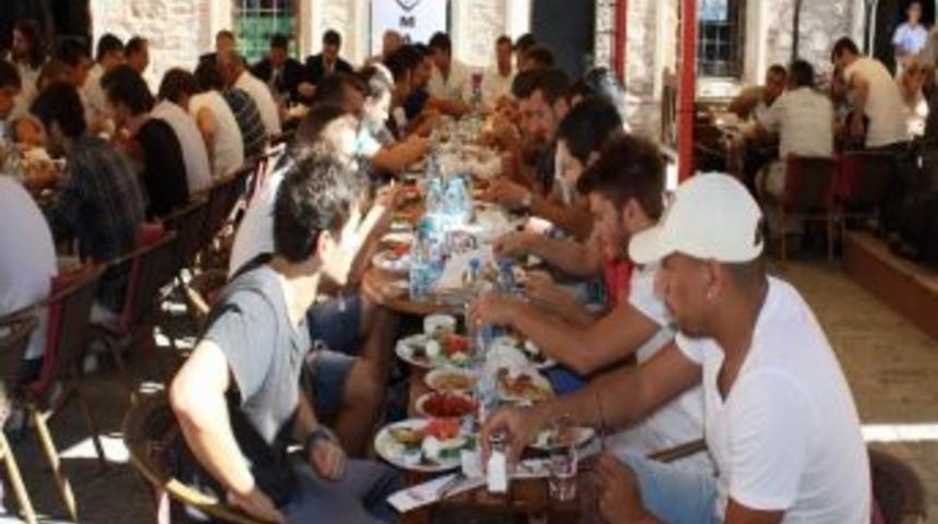 Manisasporlu Futbolcular Han Kafem'de Bir Araya Geldi