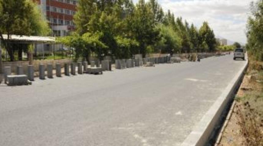 &Uuml;niversite Yolunda Asfalt Ve Kaldırım &Ccedil;alışmaları