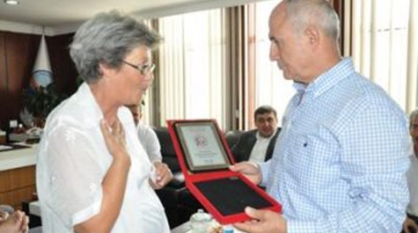 Başkan Akg&uuml;n&rsquo;e engellilerden plaket